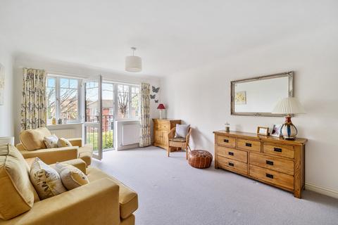 2 bedroom apartment for sale, Broadlands Avenue, Shepperton, TW17