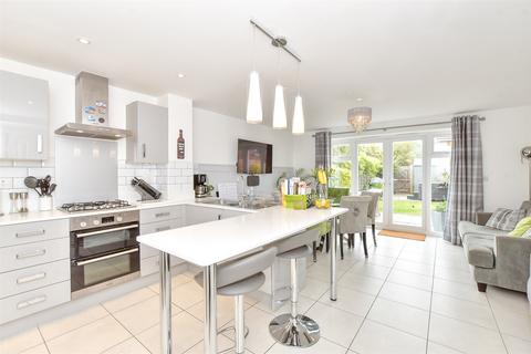 28 Beaton Avenue, Wick, Littlehampton, BN17 7SL