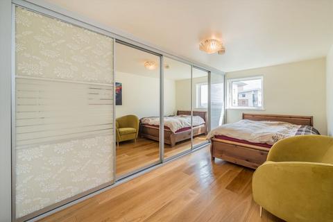 2 bedroom flat to rent, Sheerness Mews, London E16