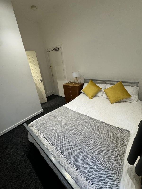 A cozy double bedroom featuring a comfortable b...
