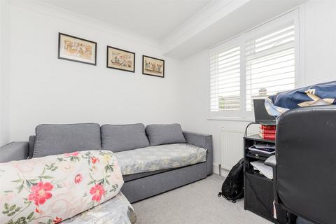 3 Hilary Close, Erith, DA8 3NH