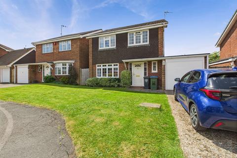 4 bedroom property to rent, Rook Way, Horsham RH12