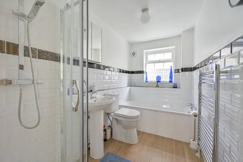 2 bedroom flat to rent, Woodside, Wimbledon, London, SW19
