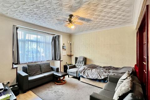 3 bedroom terraced house for sale, Clevedon Gardens, Cranford TW5