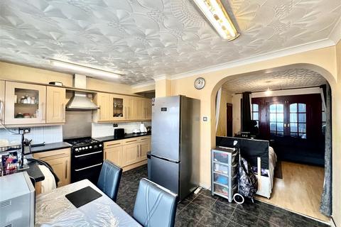 3 bedroom terraced house for sale, Clevedon Gardens, Cranford TW5