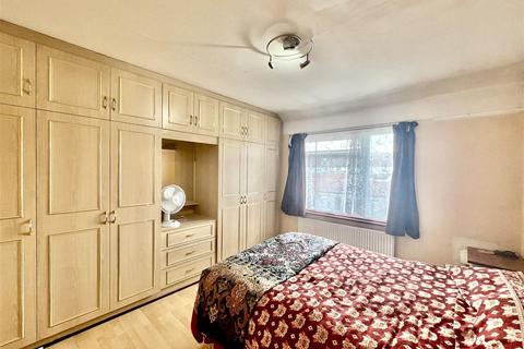3 bedroom terraced house for sale, Clevedon Gardens, Cranford TW5