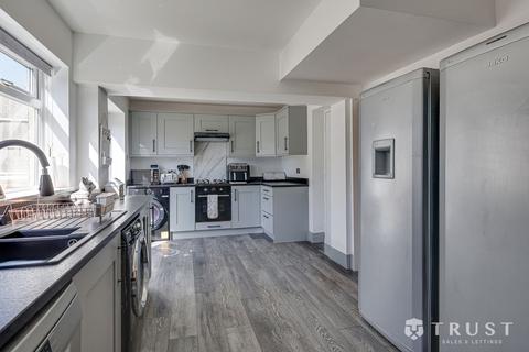 4 bedroom semi-detached house for sale, Woodburn Avenue, Earlsheaton, WF12