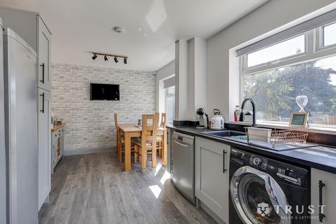 4 bedroom semi-detached house for sale, Woodburn Avenue, Earlsheaton, WF12