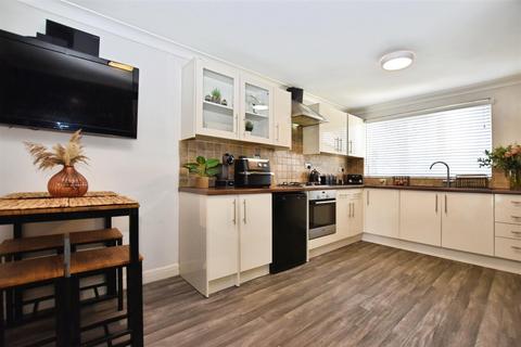 100 Frampton Close, Bransholme, Hull, HU7 6AJ