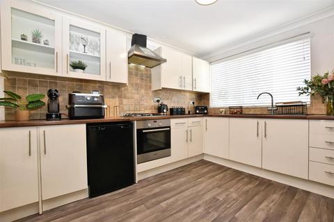 100 Frampton Close, Bransholme, Hull, HU7 6AJ