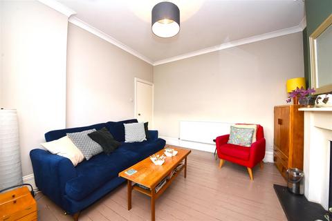 2 bedroom maisonette to rent, Kitchener Road, East Finchley, N2