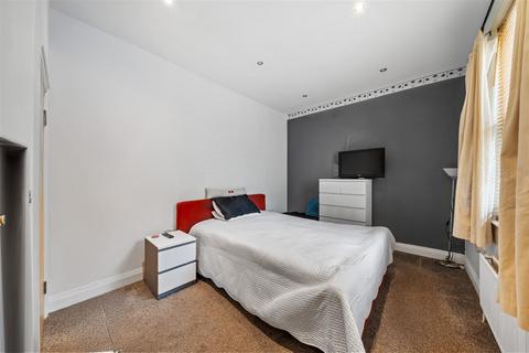2 bedroom flat for sale, Ross Road, London