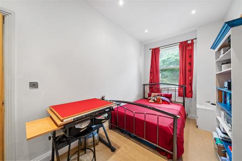 2 bedroom flat for sale, Ross Road, London