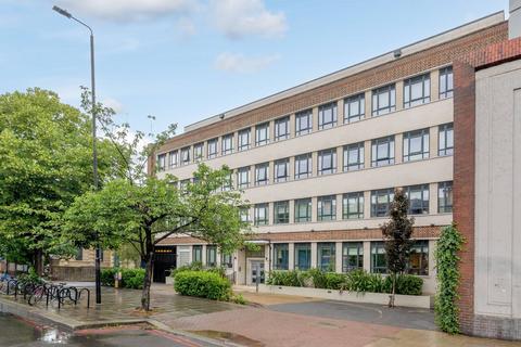 Studio to rent, Balham High Road, Balham, London, SW12