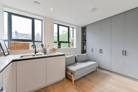 Studio to rent, Balham High Road, Balham, London, SW12