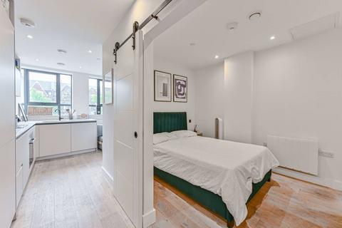 Studio to rent, Balham High Road, Balham, London, SW12