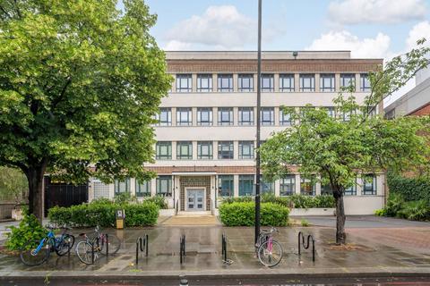 Studio to rent, Balham High Road, Balham, London, SW12
