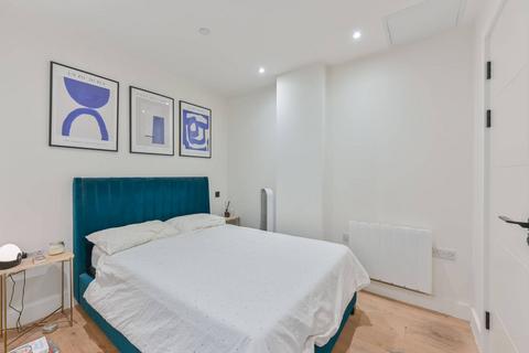 Studio to rent, Balham High Road, Balham, London, SW12