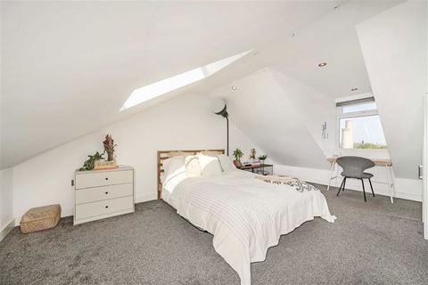4 bedroom flat to rent, Musgrove Road, London SE14