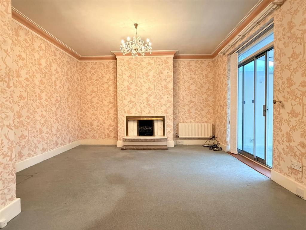 Sitting room with dining area