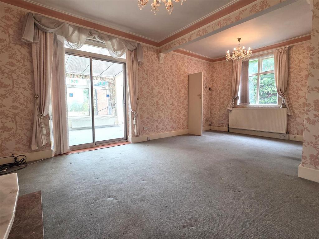 Sitting room with dining area