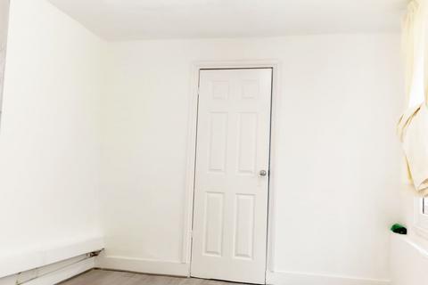 Studio to rent, Tilbury, RM18
