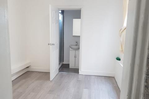 Studio to rent, Tilbury, RM18