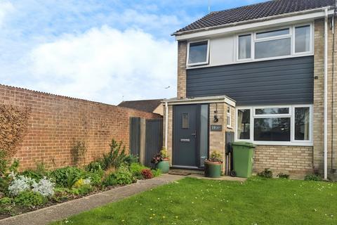 3 bedroom semi-detached house to rent, Slattenham Close, Aylesbury HP19
