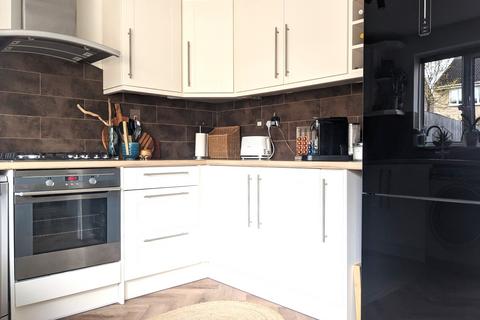 3 bedroom semi-detached house to rent, Slattenham Close, Aylesbury HP19