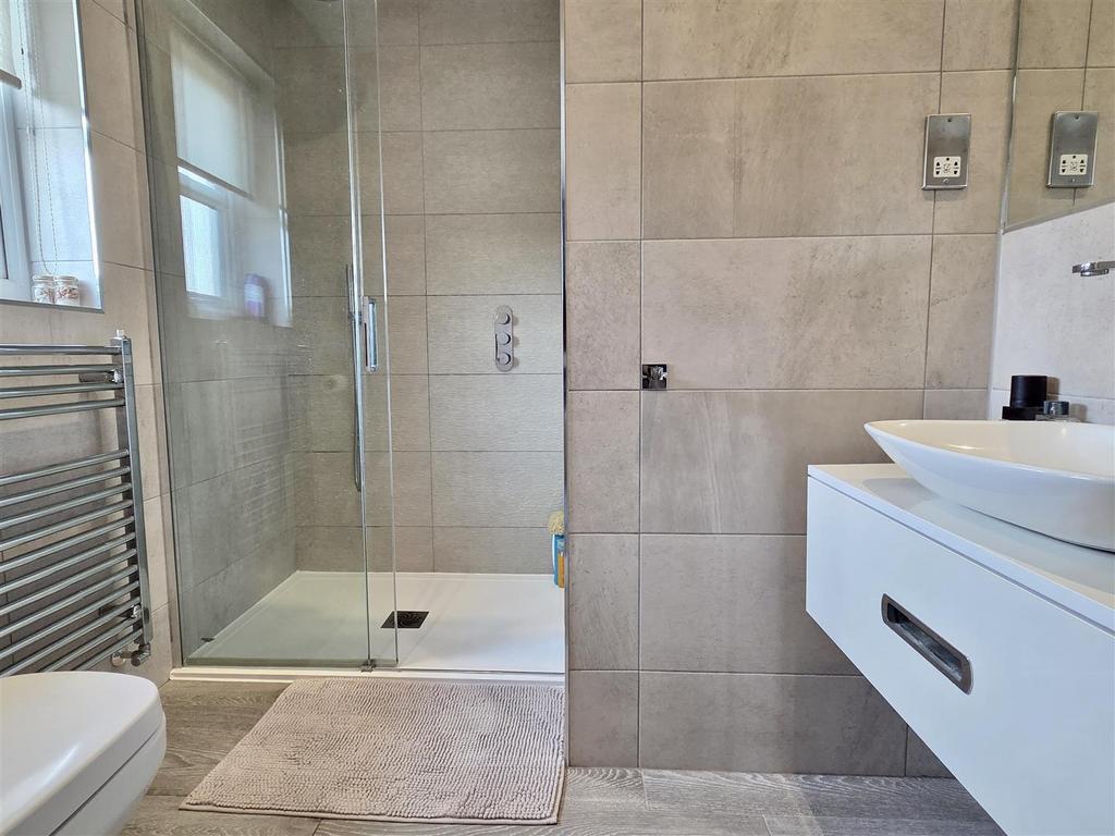 En suite shower room/wc