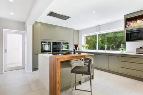 22 Oaken Coppice, Ashtead, KT21 1DL