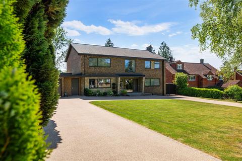 22 Oaken Coppice, Ashtead, KT21 1DL