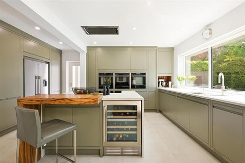 22 Oaken Coppice, Ashtead, KT21 1DL