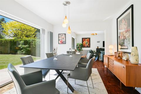 22 Oaken Coppice, Ashtead, KT21 1DL