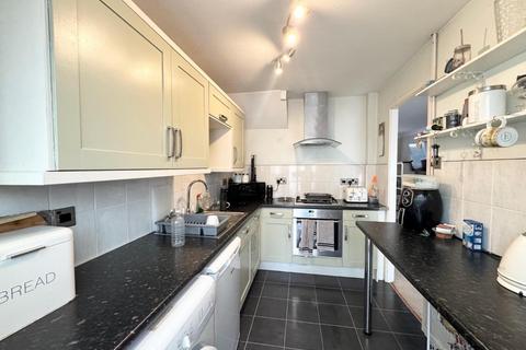 3 bedroom terraced house to rent, Freelands Road, Snodland