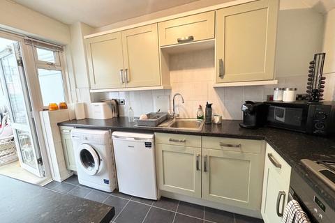 3 bedroom terraced house to rent, Freelands Road, Snodland