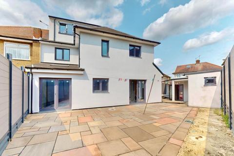 4 bedroom semi-detached house for sale, Carter Drive, Romford, RM5