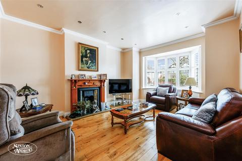4 Royal Gardens, London, W7 2AW