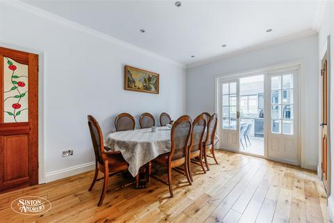 4 Royal Gardens, London, W7 2AW