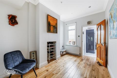 4 Royal Gardens, London, W7 2AW