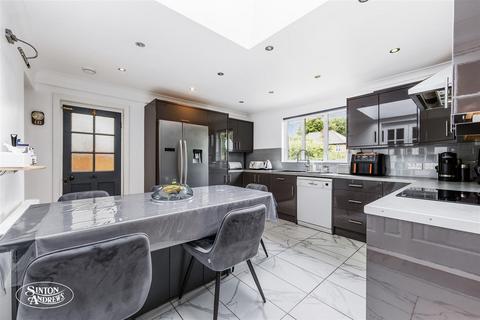 4 Royal Gardens, London, W7 2AW