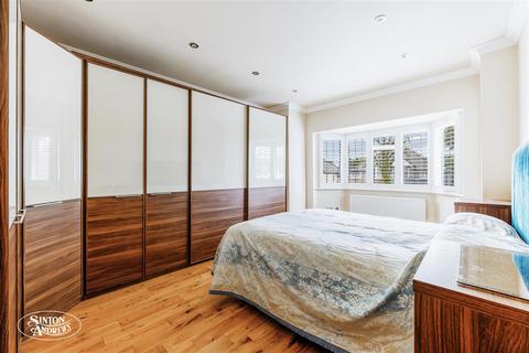 4 Royal Gardens, London, W7 2AW