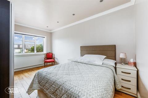 4 Royal Gardens, London, W7 2AW