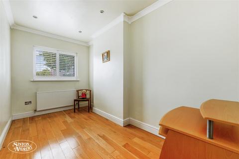 4 Royal Gardens, London, W7 2AW
