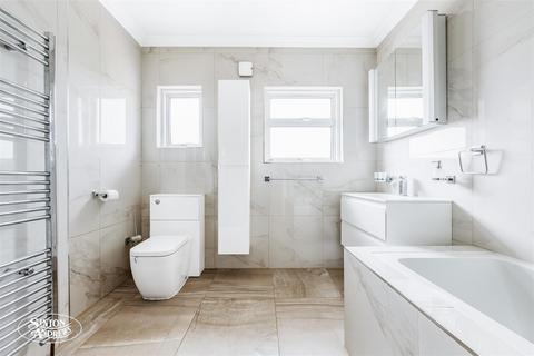 4 Royal Gardens, London, W7 2AW