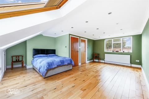 4 Royal Gardens, London, W7 2AW