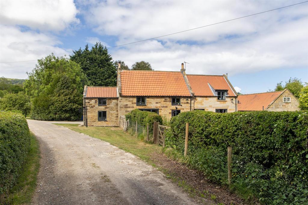 Country Lane and Low Newbiggin North Farm