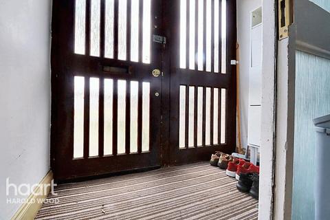 16 Hailsham Close, Romford, RM3 7SR