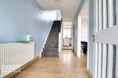 16 Hailsham Close, Romford, RM3 7SR