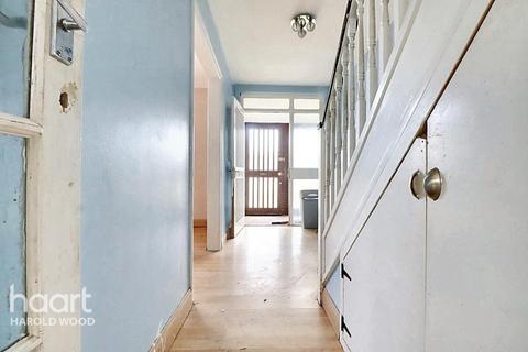 16 Hailsham Close, Romford, RM3 7SR